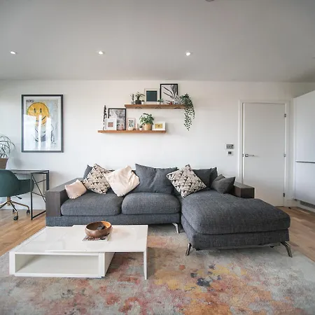 Stunning Riverside View Apartment, Near Canary Wharf & O2